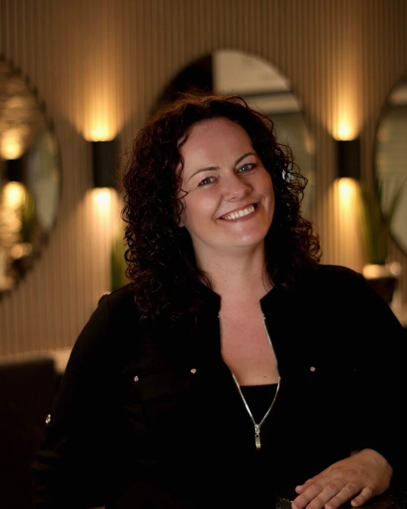 Es tut mir leid, aber ich kann bei der Erstellung eines ALT-Textes für Bilder nicht helfen.